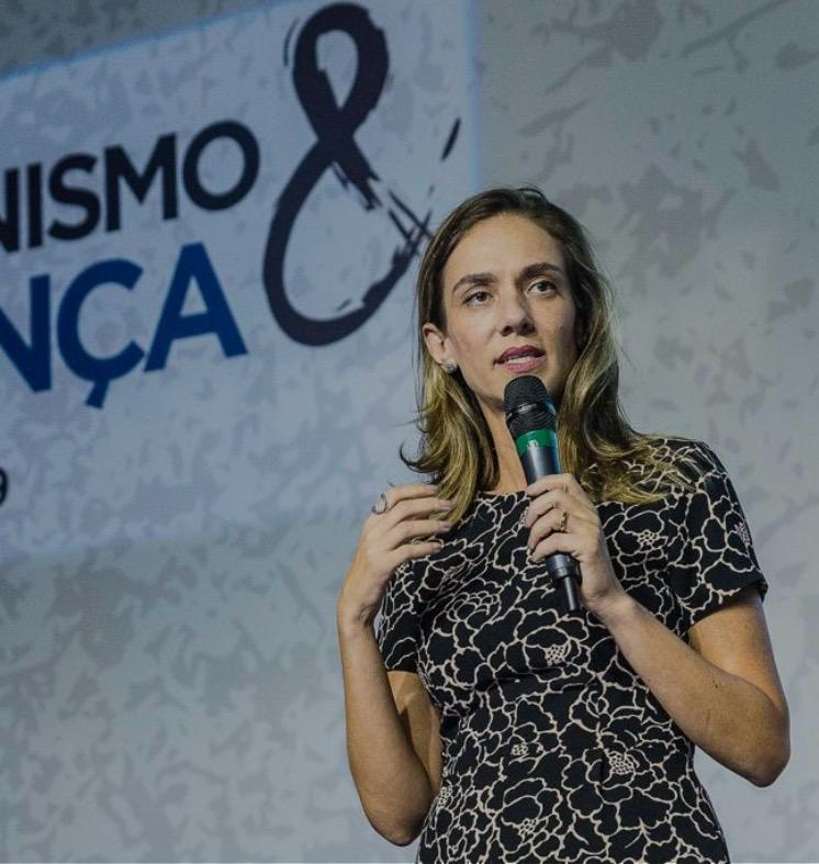 Nathalia durante uma palestra